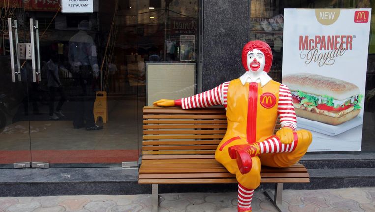 Het eerste vegetarische restaurant van McDonald's staat ook in India: deze zaak opende in 2014 bij de heiligste der Sikh-tempels in Amritsar. Beeld epa