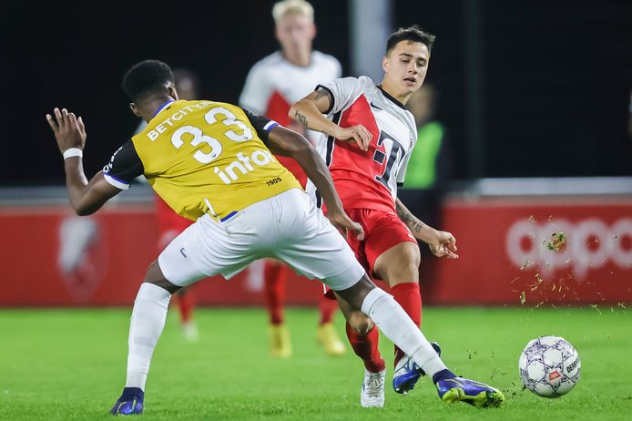 Collin Seedorf (l) probeert een pass van Utrecht-speler Eliano Reijnders te onderscheppen.