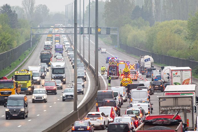 Op de E40 kwam een jonge twintiger om het leven bij een ongeval. Het verkeersongeval gebeurde richting Gent ter hoogte van Ternat, op de grens met Sint-Ulriks-Kapelle.