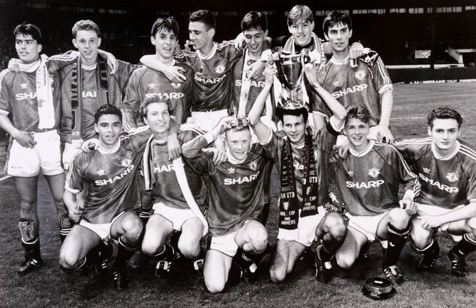 Het beloftenteam van Manchester United dat op 15 mei 1992 de FA Youth Cup won op Old Trafford. Achterste rij, van links naar rechts: Ben Thornley, Nicky Butt, Gary Neville, Simon Davies, Chris Casper, Kevin Pilkington and Keith Gillespie. Voorste rij, van links naar rechts: John O'Kane, Robbie Savage, George Switzer, Ryan Giggs, David Beckham and Colin McKee.