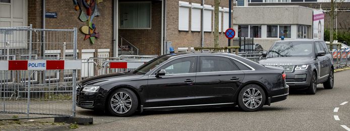 Een beveiligd transport komt aan bij de gerechtsbunker in Amsterdam-Osdorp voorafgaand aan de voortzetting van de strafzaak Marengo, waarin Taghi terechtstaat.