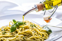 Olie giet je pas achteraf over de pasta om die op smaak te brengen, zout voeg je dan weer tijdens het kookproces toe.