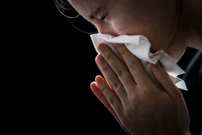 Niezen, hoesten en snuiten: wie allergisch is aan pollen geniet nauwelijks van het mooie weer.