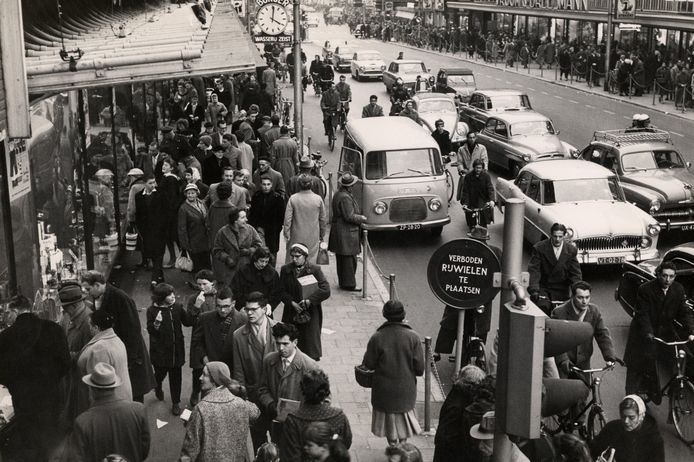 Sinterklaasdrukte op de Lange Viestraat in 1958.
