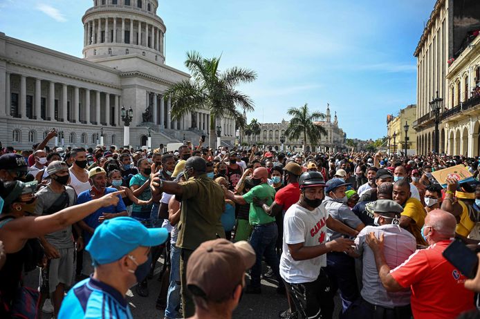 Mensen protesteren tegen de regering van de communistische president van Cuba, Miguel Diaz-Canel.