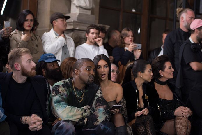 Kanye West en zijn vrouw Kim Kardashian bij de Parijs Fashion Week in september 2016, een maand voor de brute overval.