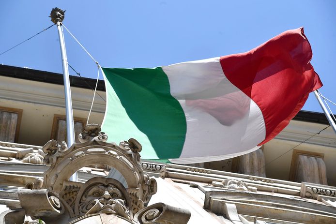 De Italiaanse vlag bij een gebouw in Genoa.