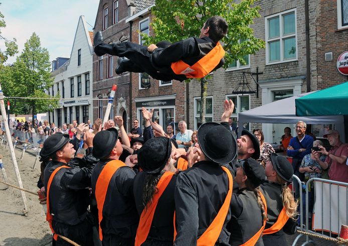 De Folkloristische Dag in 2019. Joeri van Stee heeft het ringsteken gewonnen en wordt gejonast.