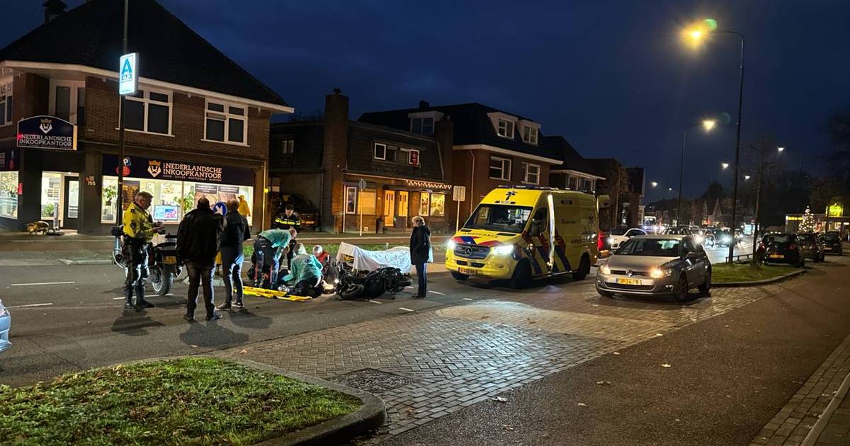 Scooterrijder gewond bij botsing op drukke kruising in Apeldoorn, flink wat verkeersoverlast in omgeving.