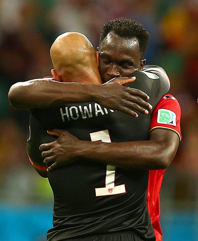 Lukaku in een innige omhelzing met de Amerikaanse doelman Tim Howard, een goeie vriend.