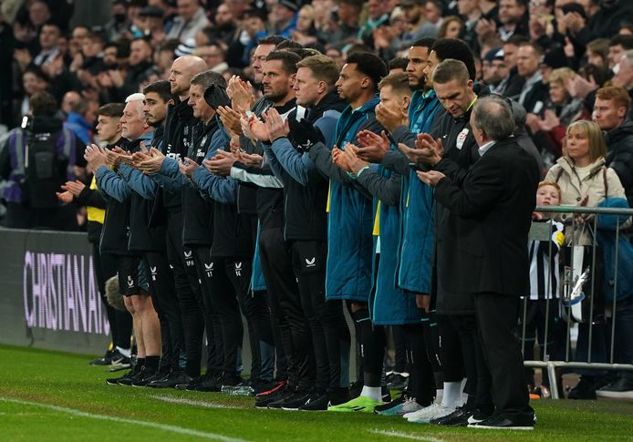 Eerbetoon voor Atsu vlak voor Newcastle - Liverpool.