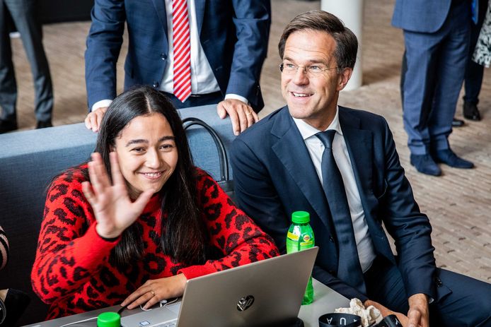 Minister-president Mark Rutte is in gesprek met leerlingen van SintLucas, tijdens een rondleiding bij Brainport Eindhoven.