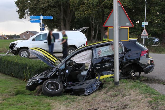 Een auto is in Luttenberg bijna in de tuin van een omwonende terecht gekomen na een botsing met een pick-up wagen.