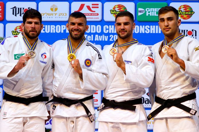 Toma  Nikiforov, tweede van links, bezorgde België een tweede medaille op het EK judo.