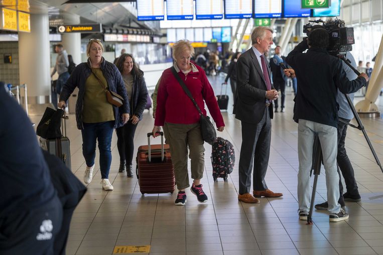 Schiphol-topman Dick Benschop staat de pers te woord over de problemen op het vliegveld.  Beeld ANP