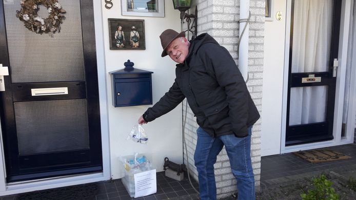 Wim Koenen doneert vuurwerkbrillen aan de Spaaksingel in Ede