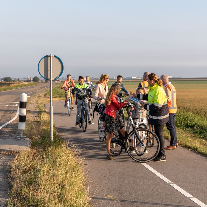 Medewerkers van TenneT en Heijmans deelden vanwege de bouw van het werkeiland in de Oosterschelde in augustus nog gezamenlijk fietslampjes uit aan scholieren.