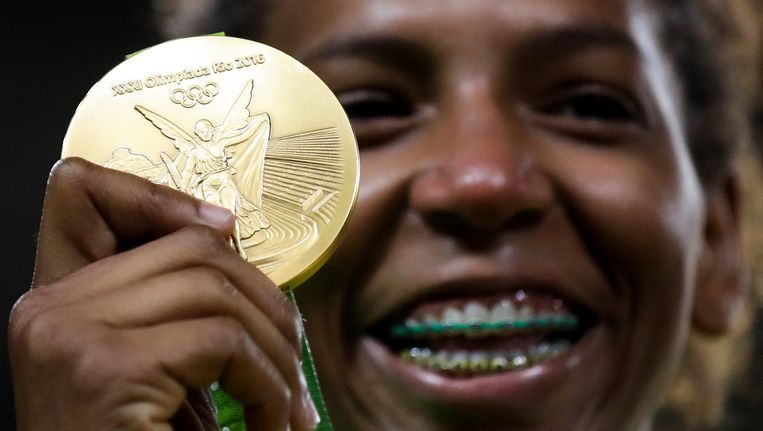 Rafaela Silva toont haar gouden medaille. Beeld ap