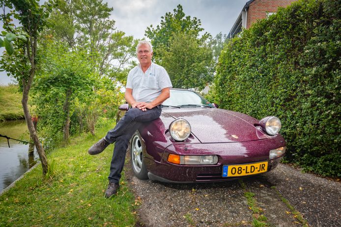 John van der Spek met zijn Porsche.