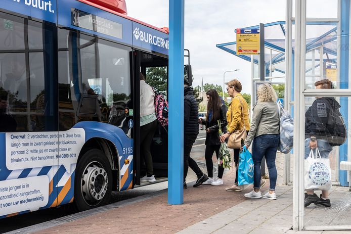 Busstation aan de Verdilaan in Naaldwijk.