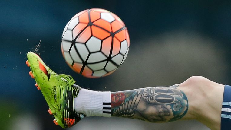 Een beeld van de enkel van Lionel Messi, momenteel op oefenkamp met Argentinië. Beeld AP