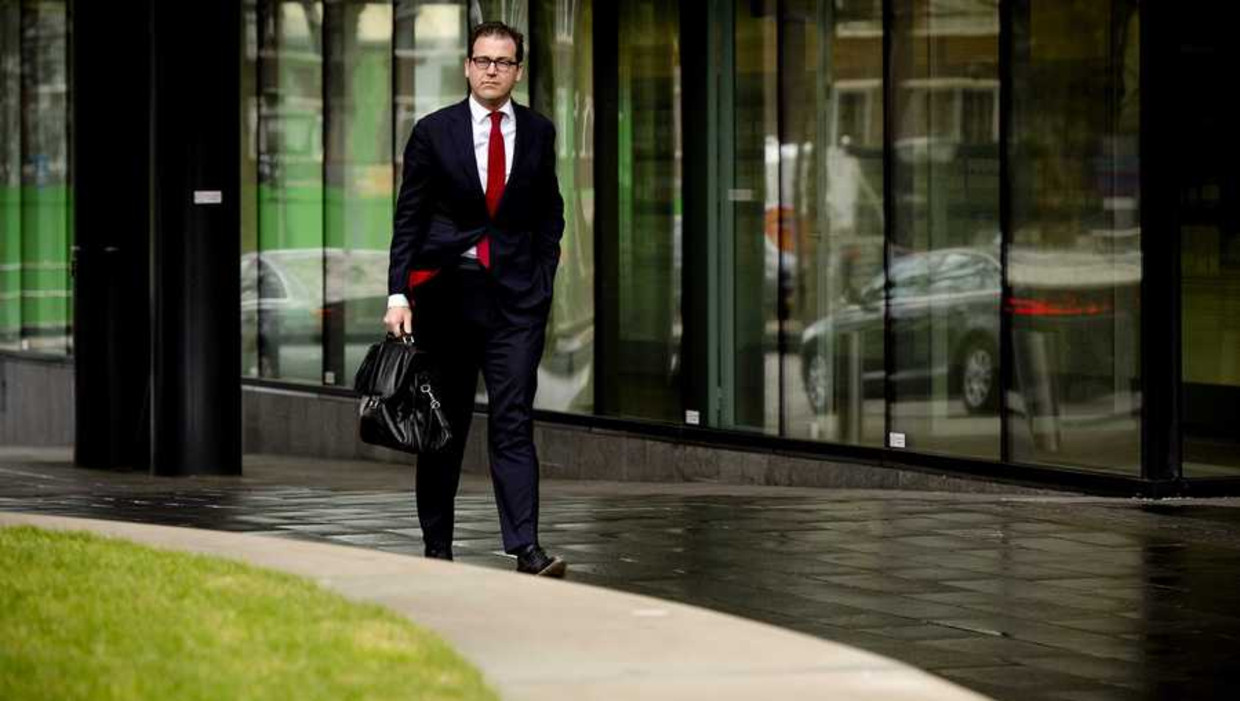 Minister van Sociale Zaken Lodewijk Asscher komt aan bij het ministerie van Financien voorafgaand aan de afronding van het pensioenoverleg. Beeld anp