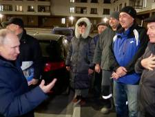 Bezoek van Poetin aan bezette stad Marioepol is ‘daad van verzet’: ‘Woon je hier leuk?’