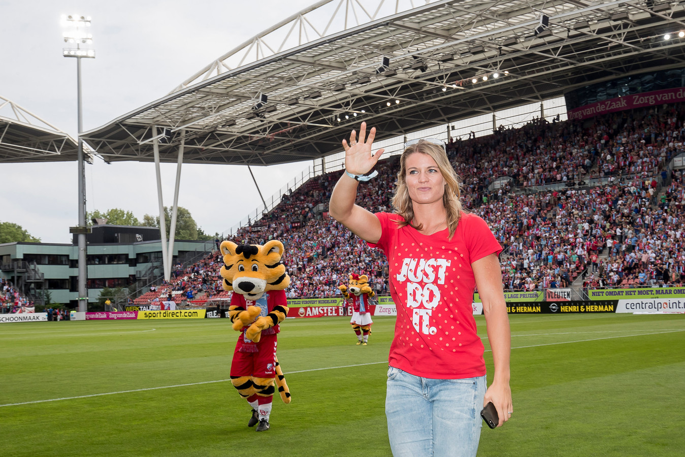 Dafne Schippers gehuldigd in Galgenwaard | Foto | AD.nl