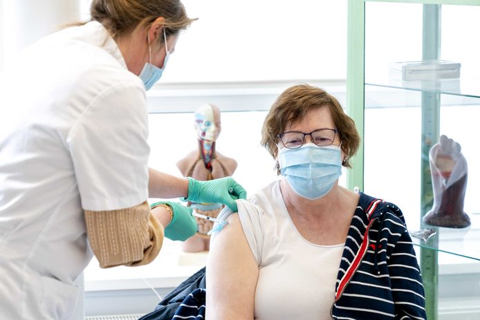 Een vrouw ontvangt haar vaccinatie tegen het coronavirus.
