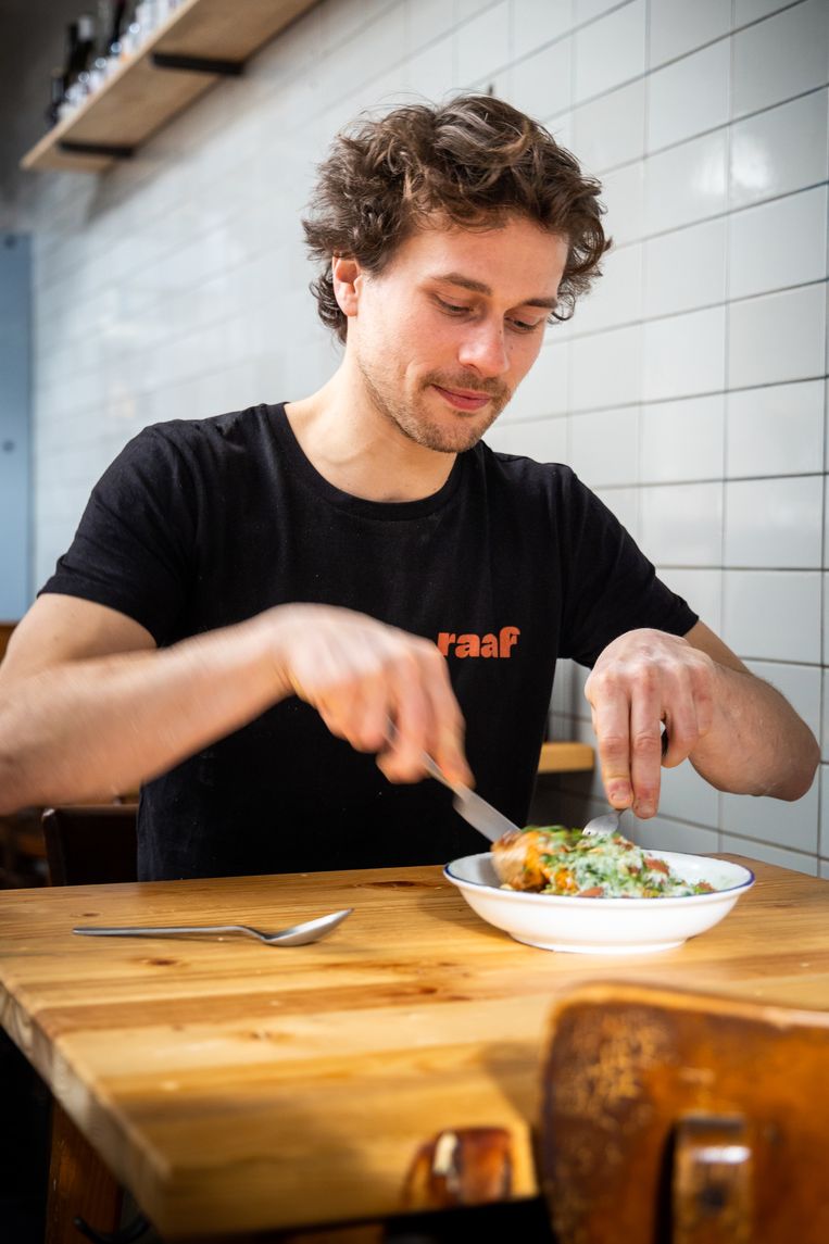 Aram Schuyes : 'ChatGPT zal de culinaire sector niet omverblazen, maar dit recept is prima voor een afspraakje. Het is best lekker.'
 Beeld Guy Kokken