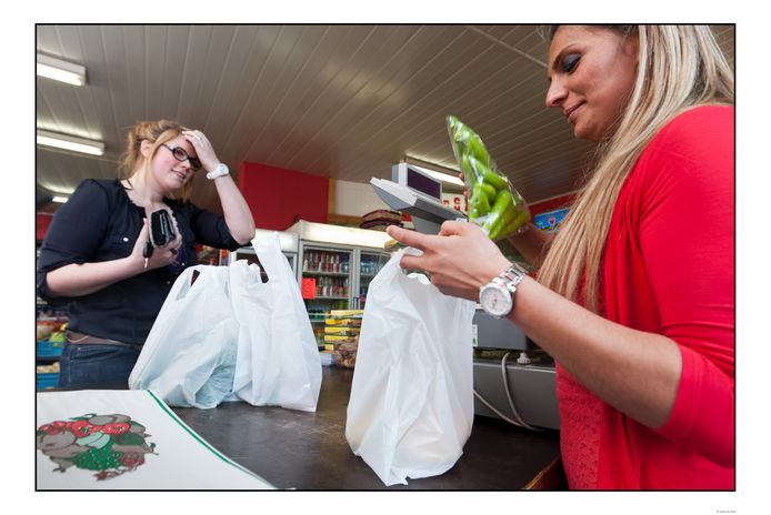 kruidenier - Gent
kruidenier stopt groeten en fruit in plastic zakjes 
plastieken zakken worden verboden door Europa