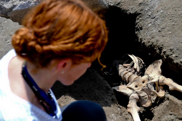 Archeologen vermoeden dat de man naar de uitbarsting keek toen hij werd geraakt door een stuk steen van 300 kilo en zijn hoofd verloor.