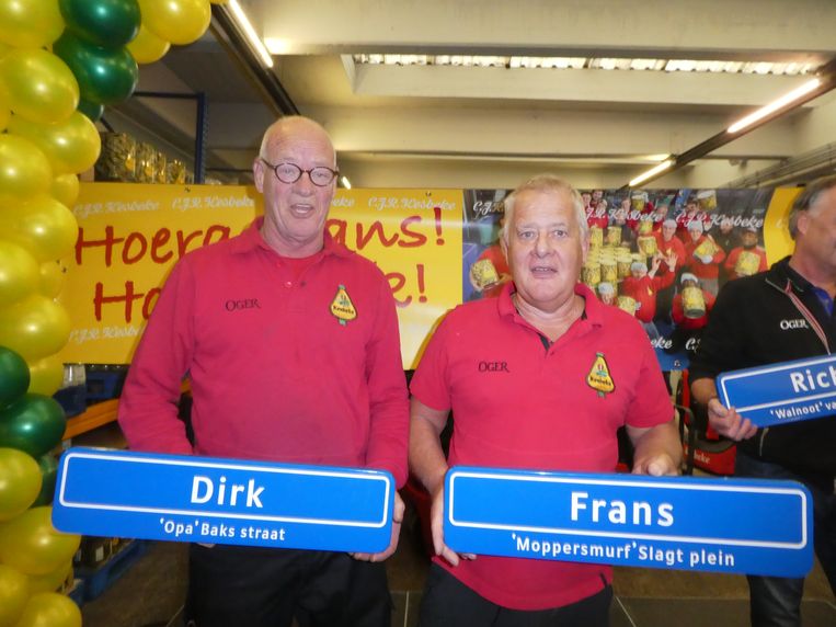 Ruim 50 jaar in dienst: Dirk Baks en Frans Slagt. Pas als ze niet meer mopperen, moet de baas zich zorgen maken. Beeld Hans van der Beek