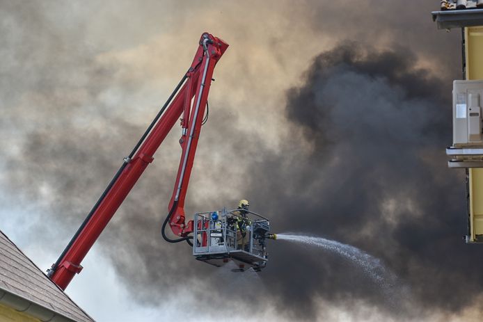 Brandweermannen proberen de grote brand te blussen in Gaanderen.