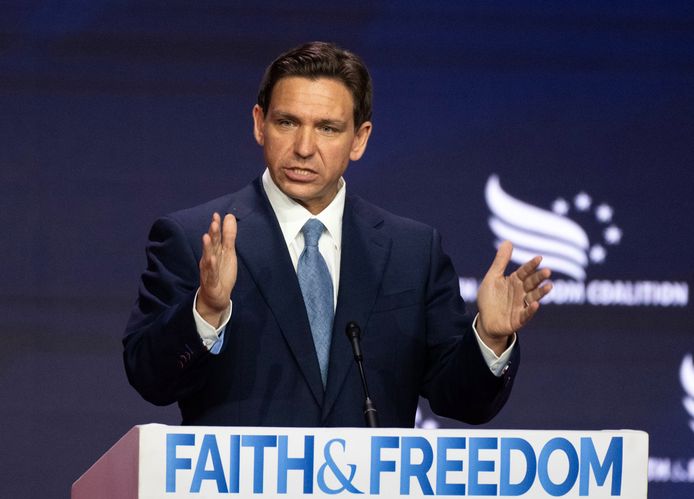 Il governatore della Florida Ron DeSantis.  DeSantis si era precedentemente candidato alla nomina presidenziale repubblicana ed è un oppositore dell'aborto.