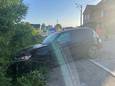 De BMW liep na de klap in de gracht langs de Vichtsesteenweg in Anzegem zware schade op en moest getakeld worden