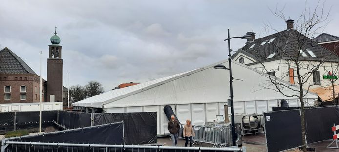 De feesttent bij café De Potter in Schaijk overspant de hele Pastoor van Winkelstraat.