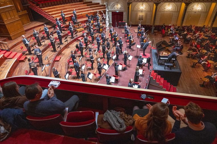 Een concert met publiek in het Amsterdamse Concertgebouw in het programma Testen voor Toegang, waarbij bezoekers, musici en medewerkers vooraf een coronasneltest deden. Beeld ANP