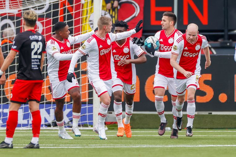 De Ajacieden vieren de 1-0 van Dusan Tadic Beeld Pro Shots / Stanley Gontha