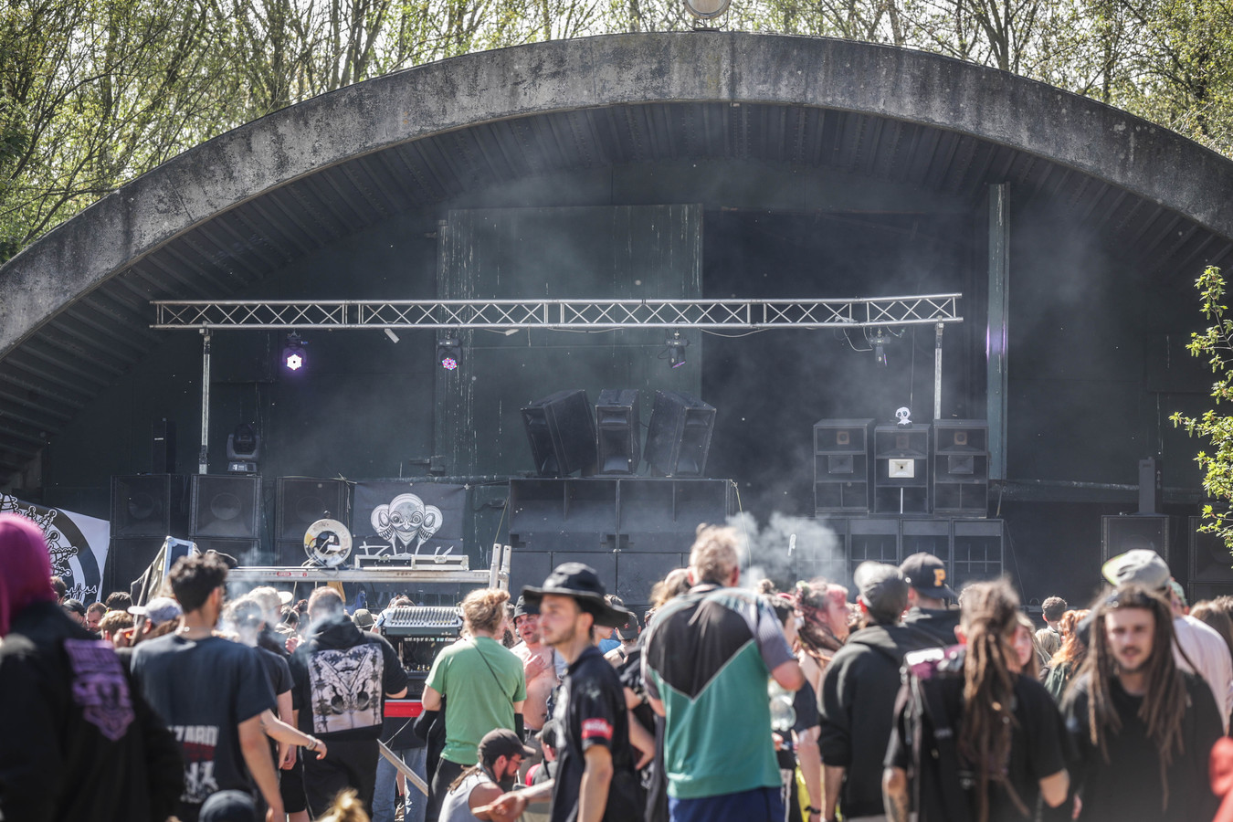 politie-voorkomt-illegale-rave-in-lommel-geluidsinstallaties-in-beslag