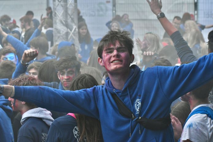 In Roeselare vierden ze de 50 dagen in plaats van de 100 dagen. De jongeren gingen vanaf 6u 's morgens uit de bol op het Polenplein.