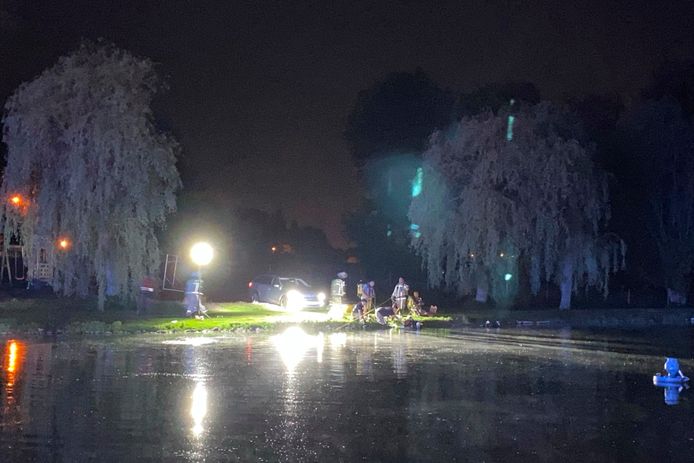 De aanwezigen parkeerden hun auto’s met brandende koplampen rond de visvijver, zodat het volledige wateroppervlak verlicht was en de zoekactie vergemakkelijkt werd.