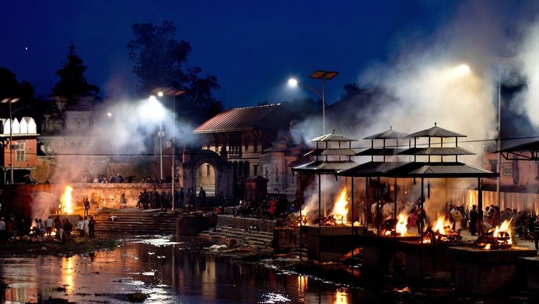 Brandstapels in Kathmandu tijdens een massa crematie van slachtoffers van de aardbeving. Beeld anp