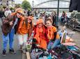 Oranje vrolijkheid op de kleedjesmarkt in Deventer op een nieuwe plek, langs de IJssel.