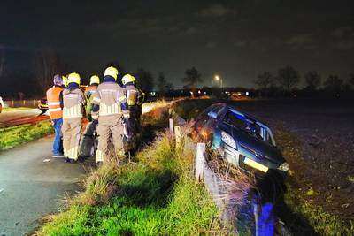 Auto belandt in greppel langs dijkje in Gilze Rijen, bestuurster en kind achterin raken niet gewond