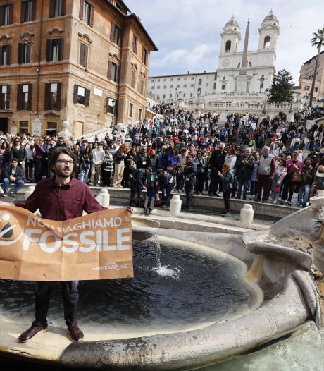 Des militants noircissent l'eau d'une fontaine historique à Rome