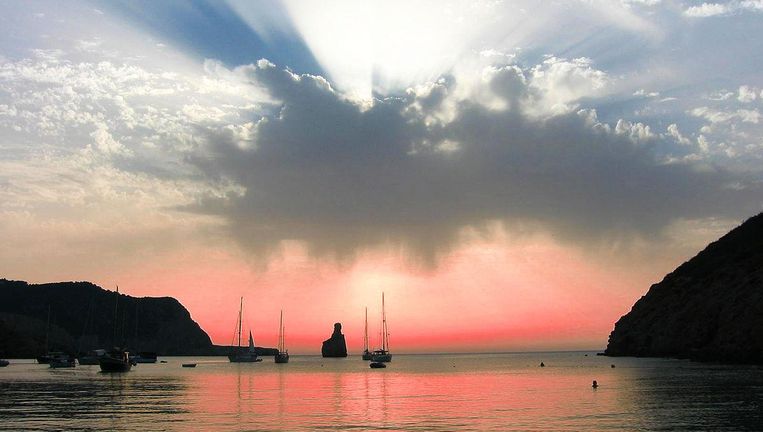 Zonsondergang aan de kust van Ibiza. Beeld  