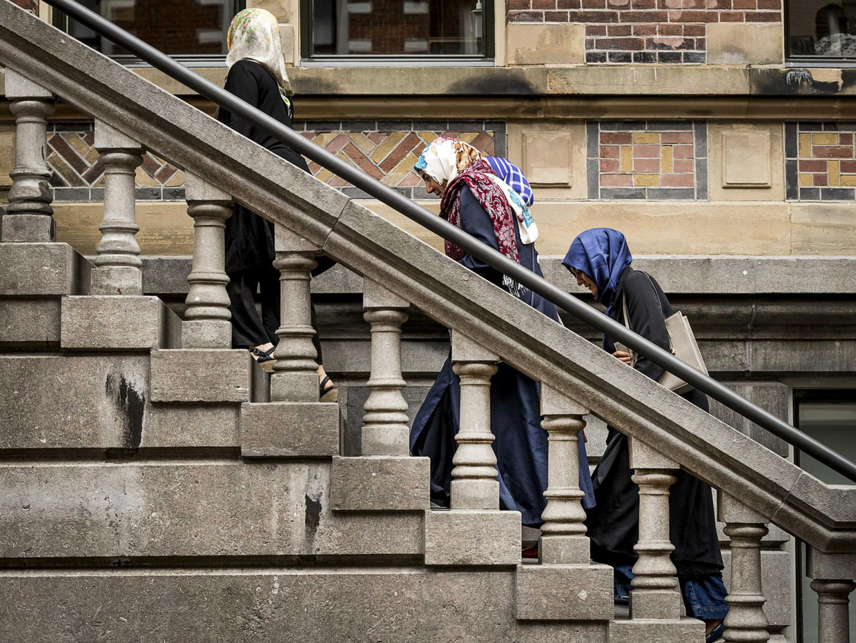 Bezoekers arriveren bij de rechtbank in Haarlem voor een kort geding, vrijdag 2 september. Beeld anp