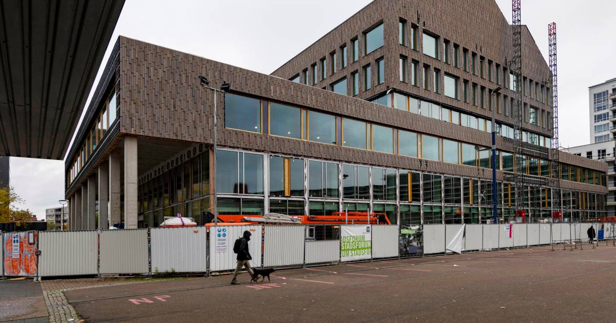 Rondkijken achter de bouwschermen in de oude Tilburgse bieb van