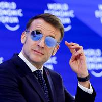Waarom draagt de Franse president Emmanuel Macron de hele tijd een zonnebril in Davos?